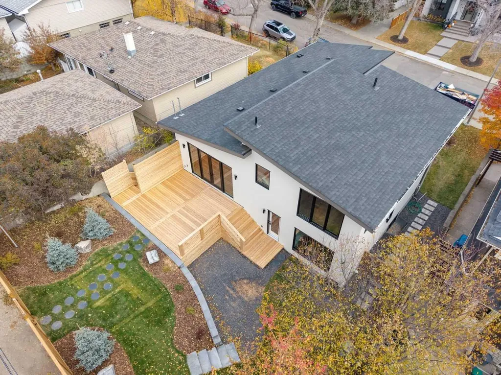 3423 23 Street NW Calgary AB T3L 0T8