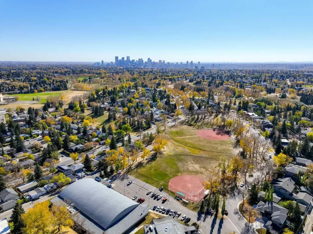 3423 23 Street NW Calgary AB T3L 0T8