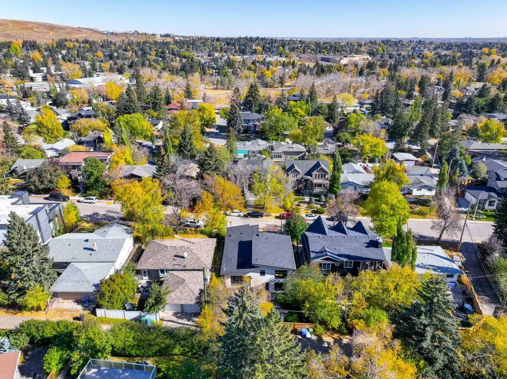 3423 23 Street NW Calgary AB T3L 0T8