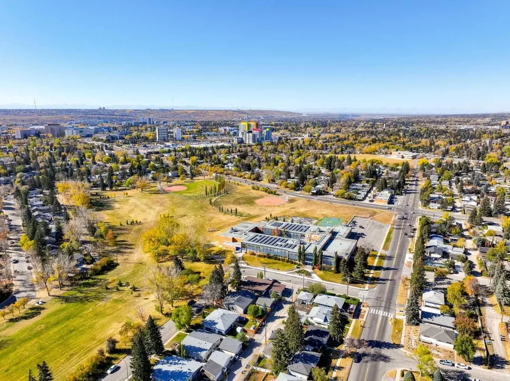 3423 23 Street NW Calgary AB T3L 0T8