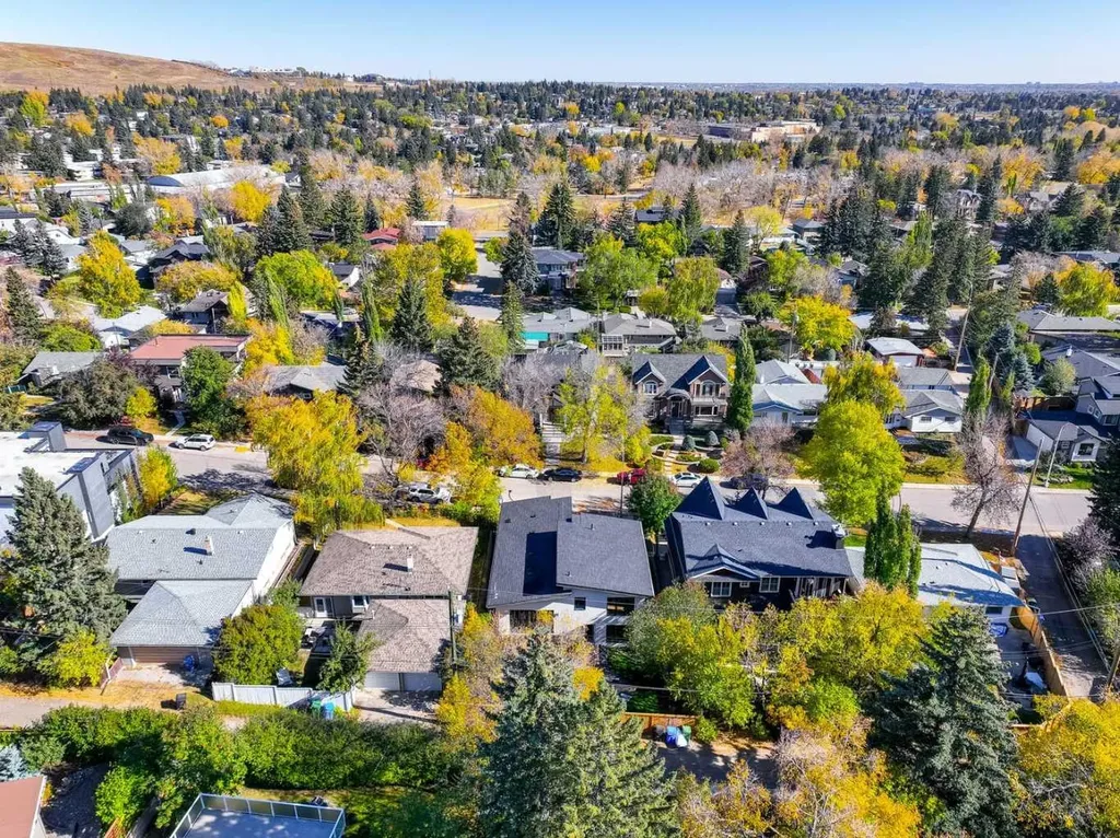3423 23 Street NW Calgary AB T3L 0T8