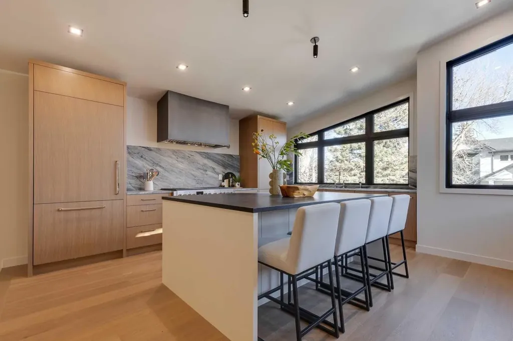 3423 23 Street NW Calgary AB T3L 0T8