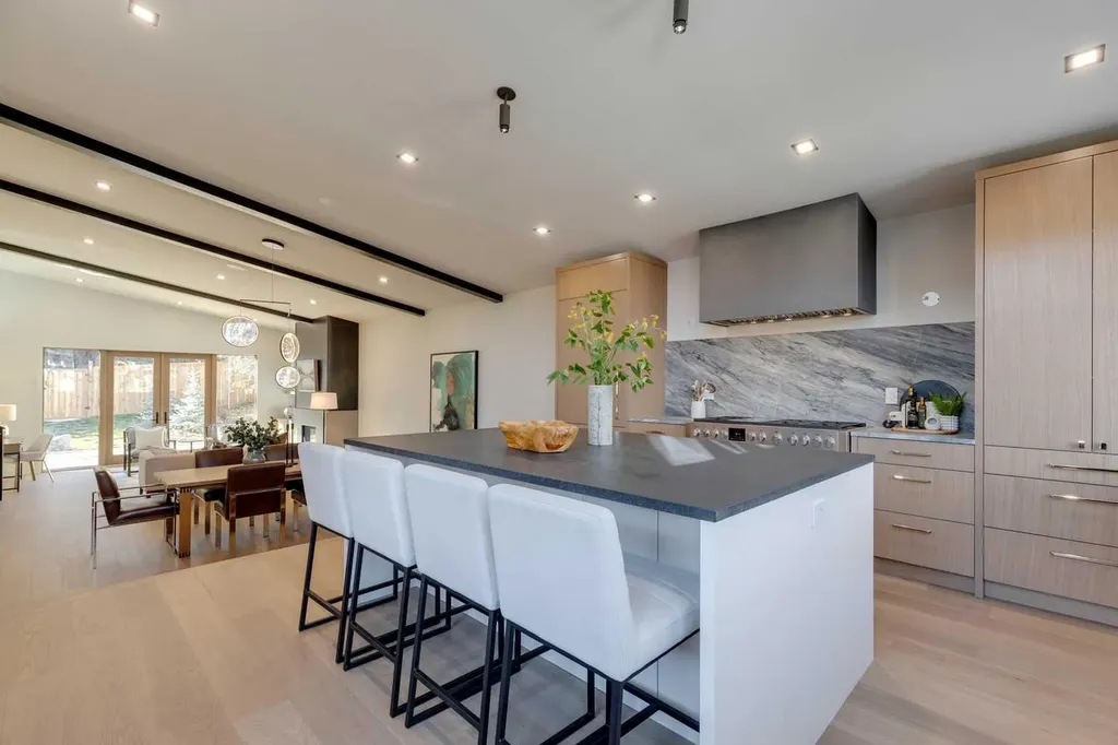 3423 23 Street NW Calgary AB T3L 0T8