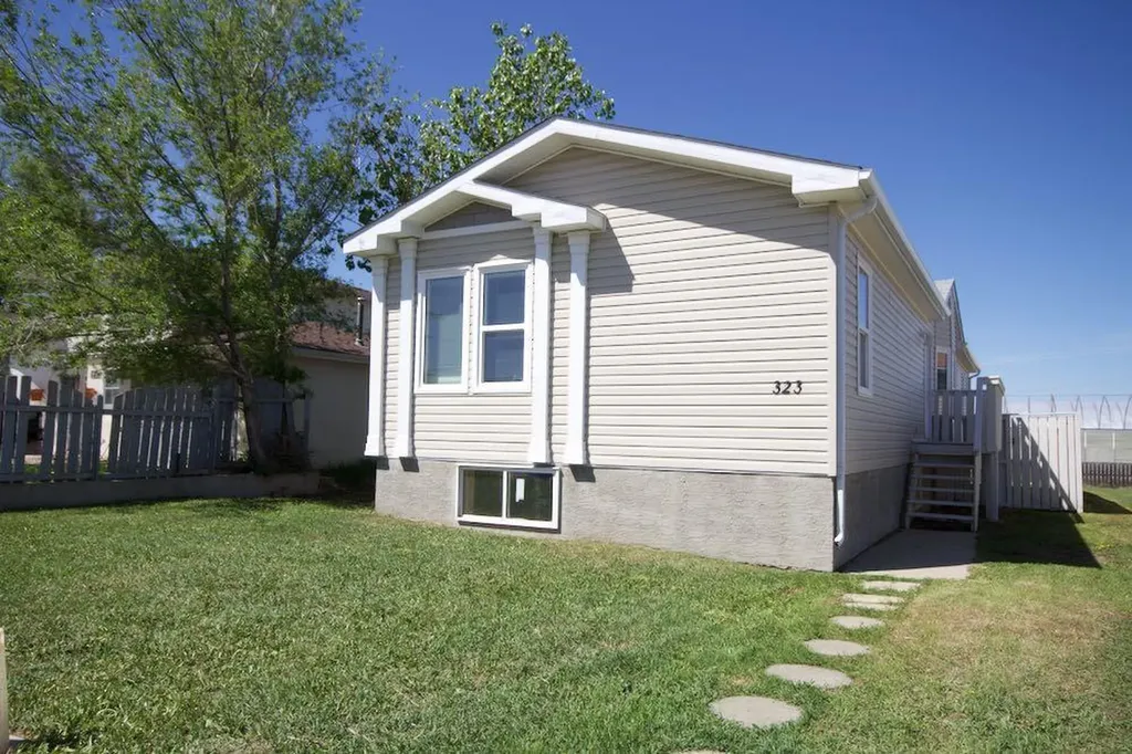323 2 Street NW Redcliff AB T0J 2P2