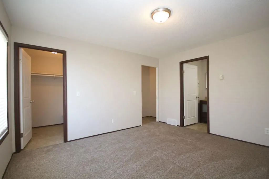 323 2 Street NW Redcliff AB T0J 2P2