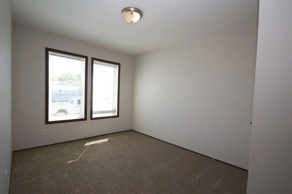 323 2 Street NW Redcliff AB T0J 2P2