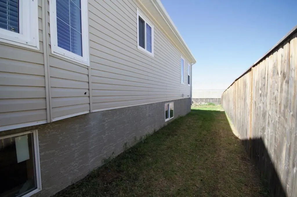 323 2 Street NW Redcliff AB T0J 2P2