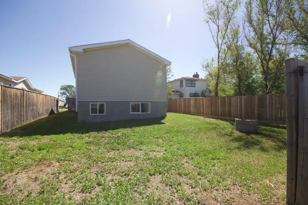 323 2 Street NW Redcliff AB T0J 2P2