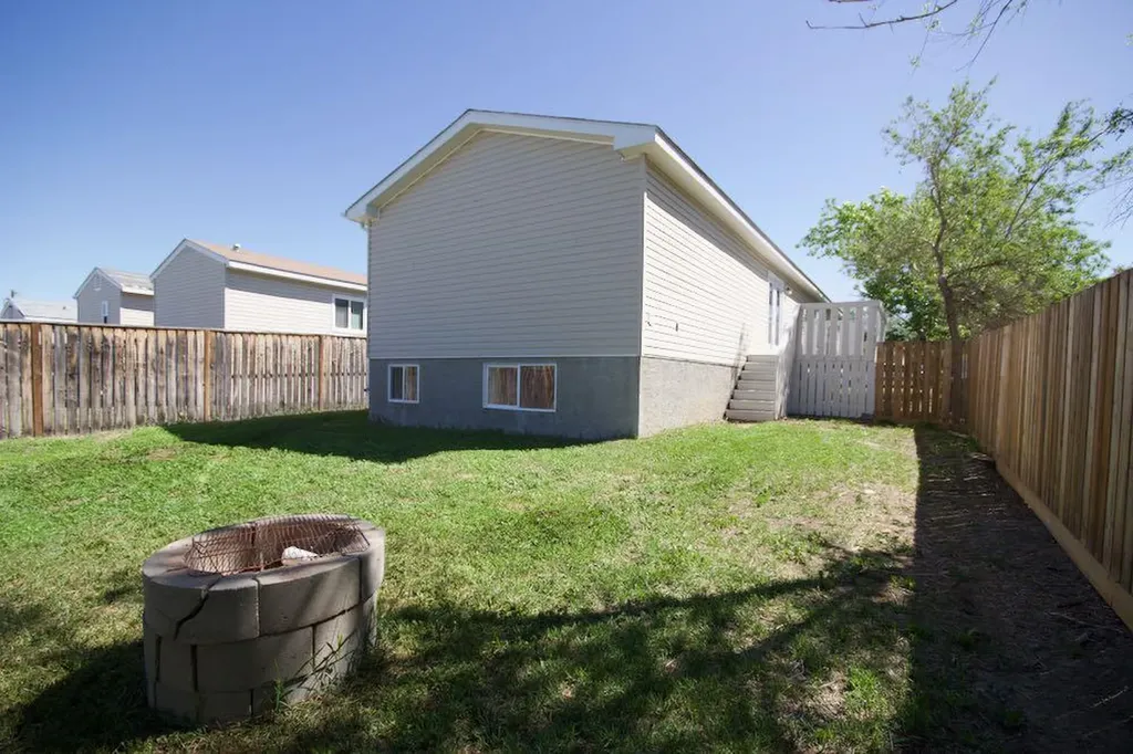 323 2 Street NW Redcliff AB T0J 2P2