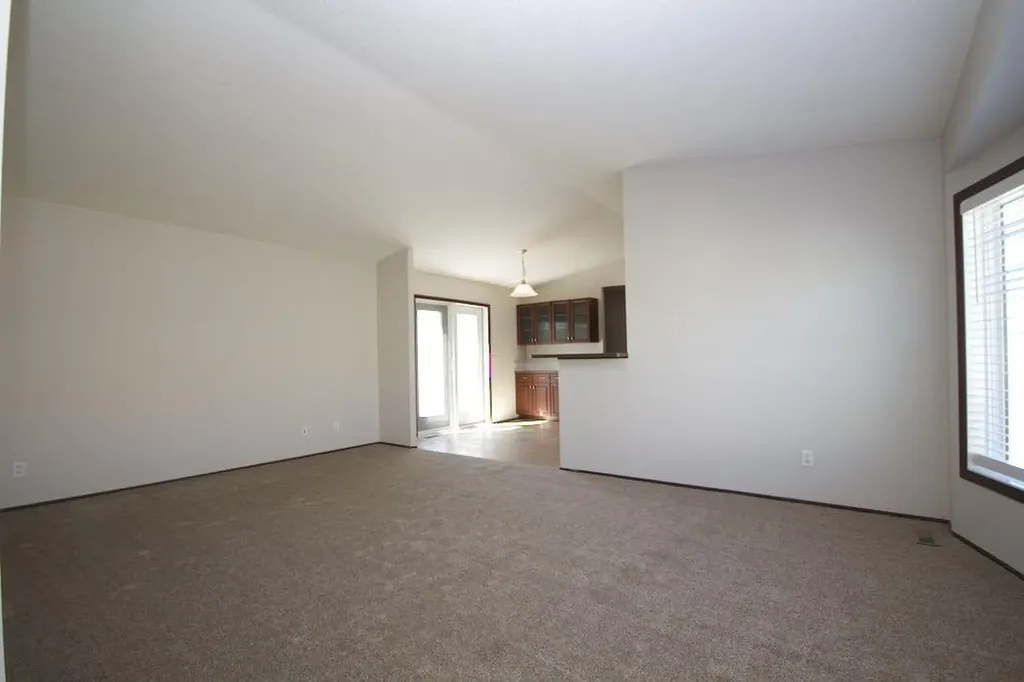 323 2 Street NW Redcliff AB T0J 2P2