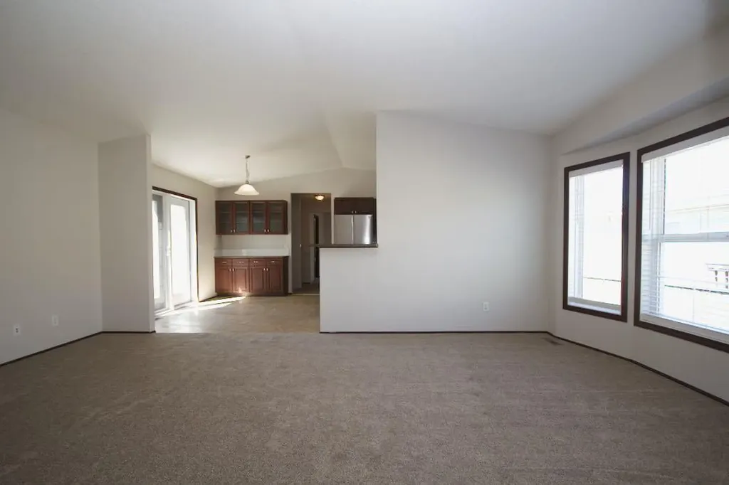 323 2 Street NW Redcliff AB T0J 2P2