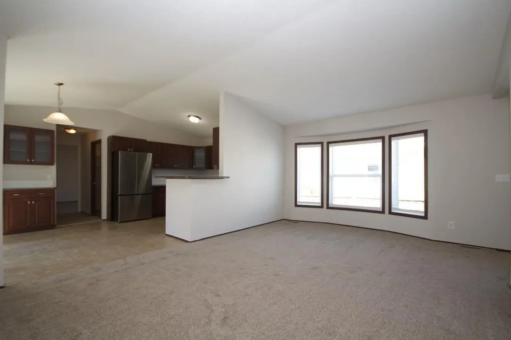 323 2 Street NW Redcliff AB T0J 2P2