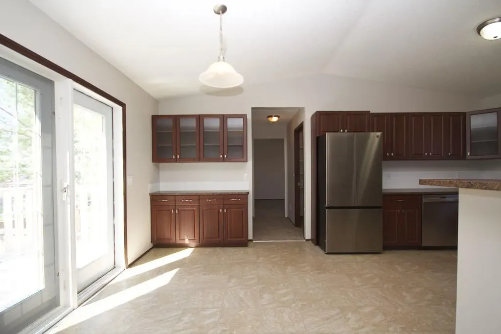 323 2 Street NW Redcliff AB T0J 2P2