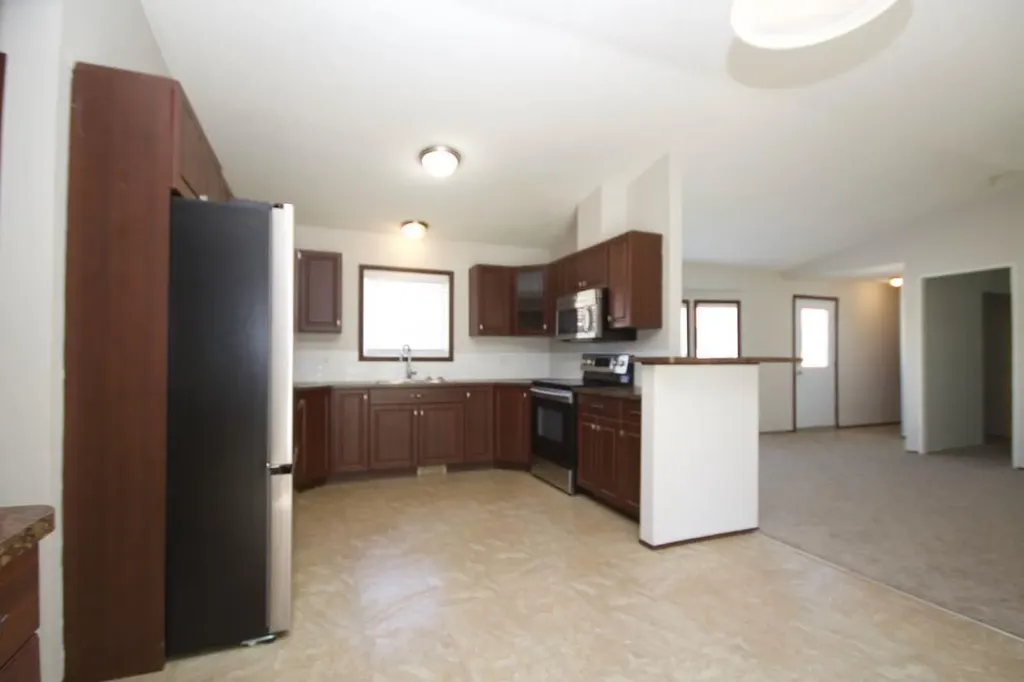 323 2 Street NW Redcliff AB T0J 2P2