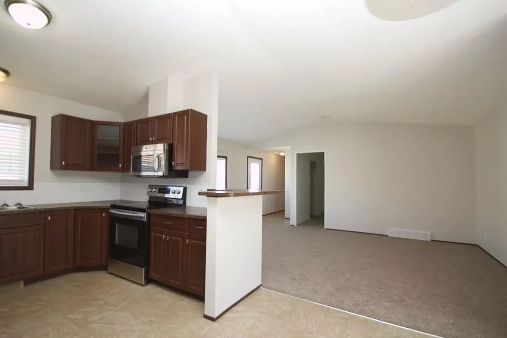 323 2 Street NW Redcliff AB T0J 2P2