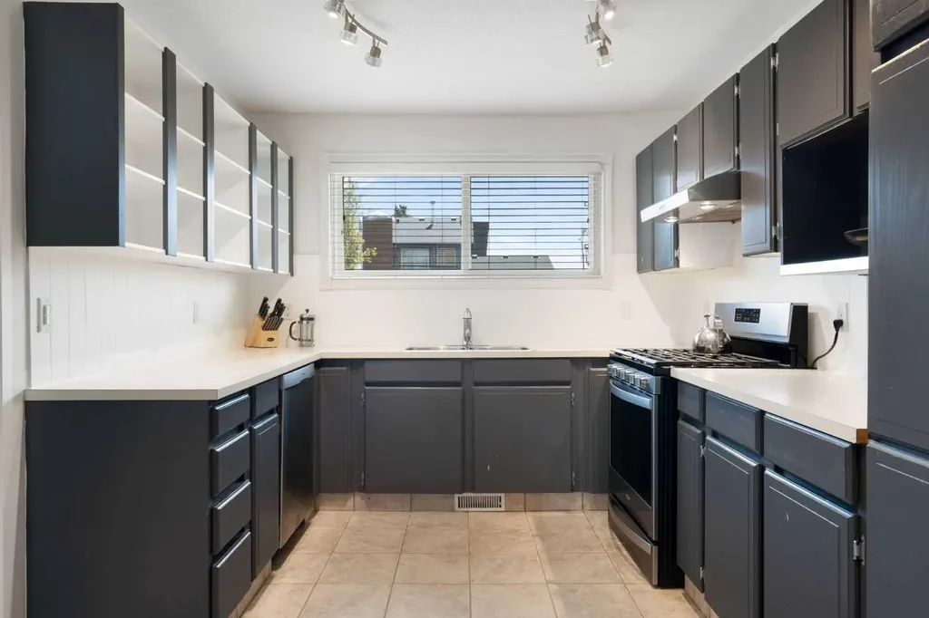 8 Hawkwood Place NW Calgary AB T3G 1X6