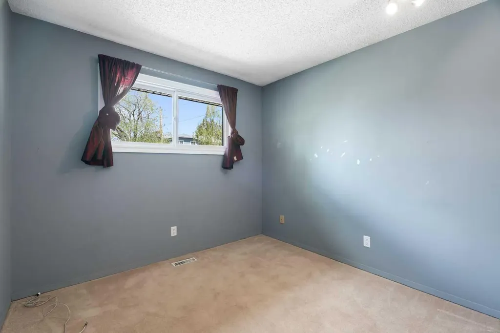 8 Hawkwood Place NW Calgary AB T3G 1X6