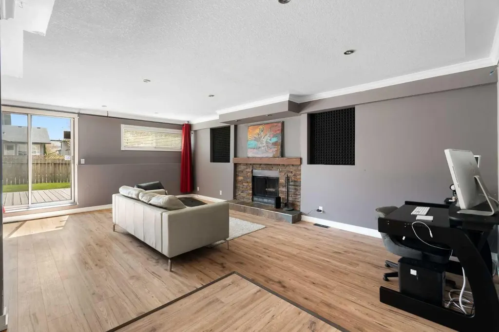8 Hawkwood Place NW Calgary AB T3G 1X6