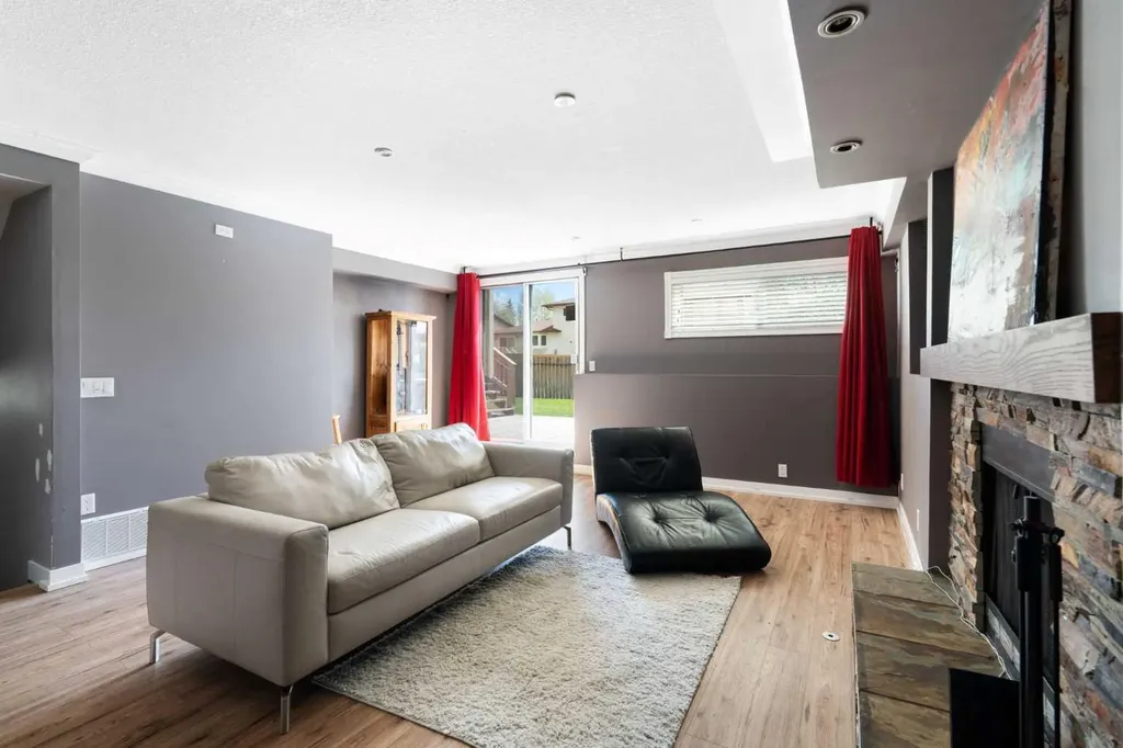 8 Hawkwood Place NW Calgary AB T3G 1X6