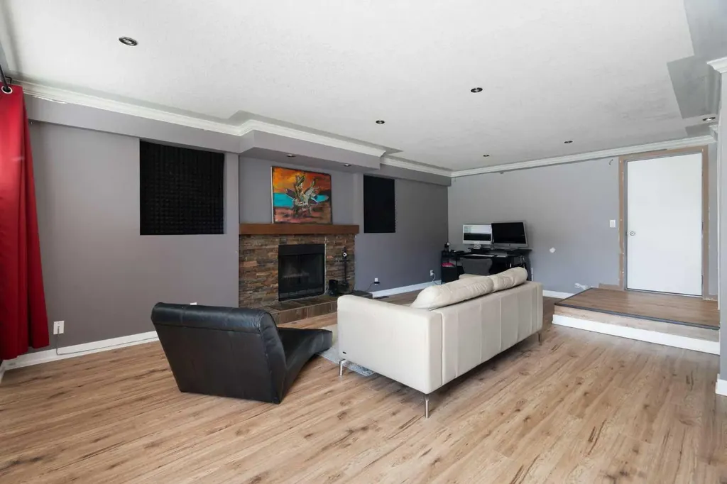 8 Hawkwood Place NW Calgary AB T3G 1X6