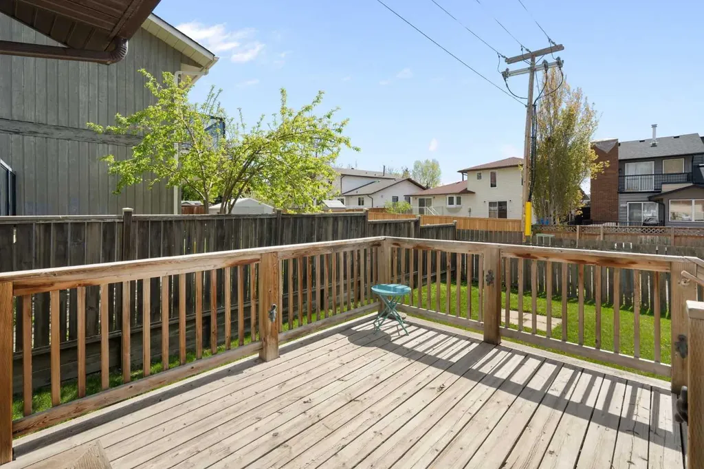 8 Hawkwood Place NW Calgary AB T3G 1X6