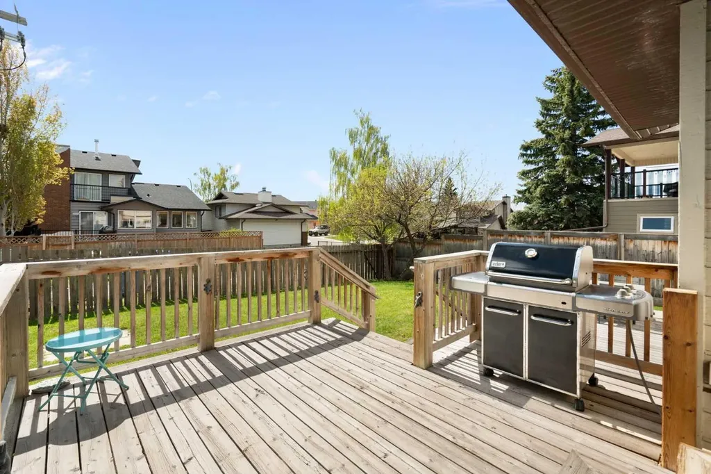 8 Hawkwood Place NW Calgary AB T3G 1X6