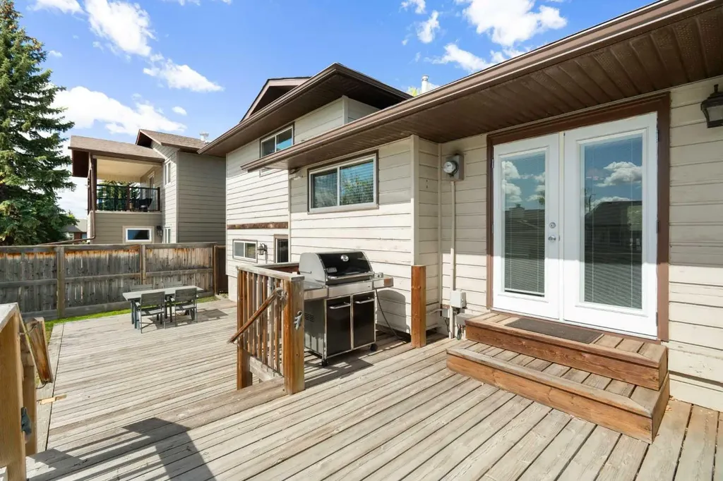 8 Hawkwood Place NW Calgary AB T3G 1X6