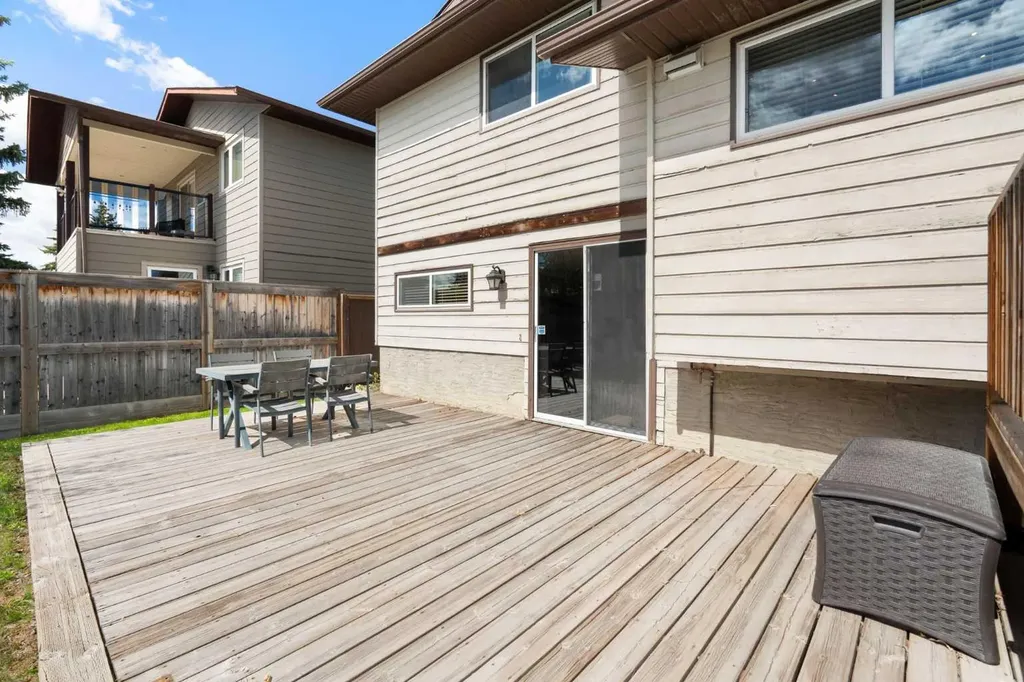 8 Hawkwood Place NW Calgary AB T3G 1X6