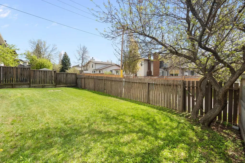 8 Hawkwood Place NW Calgary AB T3G 1X6