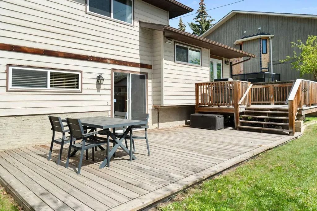 8 Hawkwood Place NW Calgary AB T3G 1X6