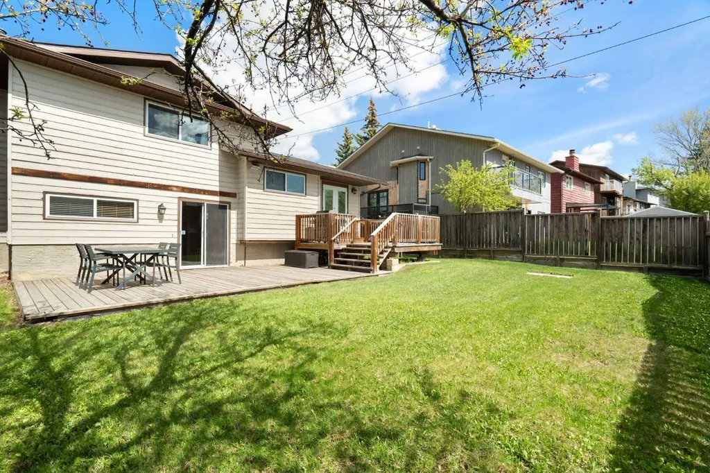 8 Hawkwood Place NW Calgary AB T3G 1X6
