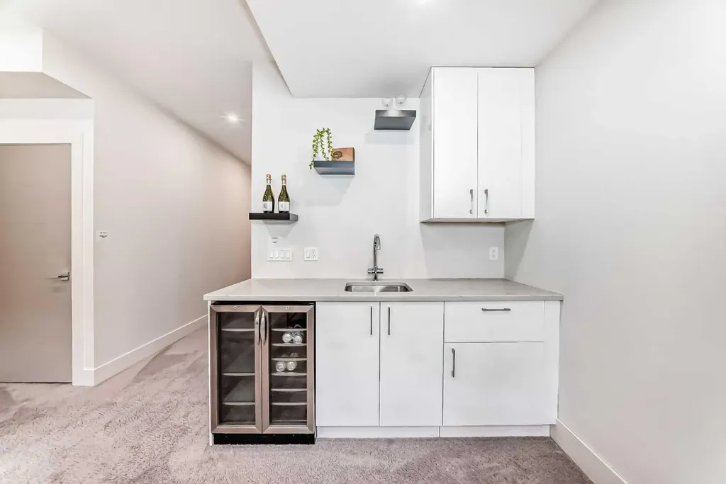 4906 21 Street SW Calgary AB T2T 5B7