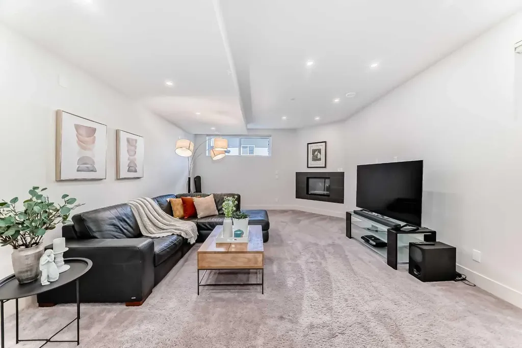 4906 21 Street SW Calgary AB T2T 5B7