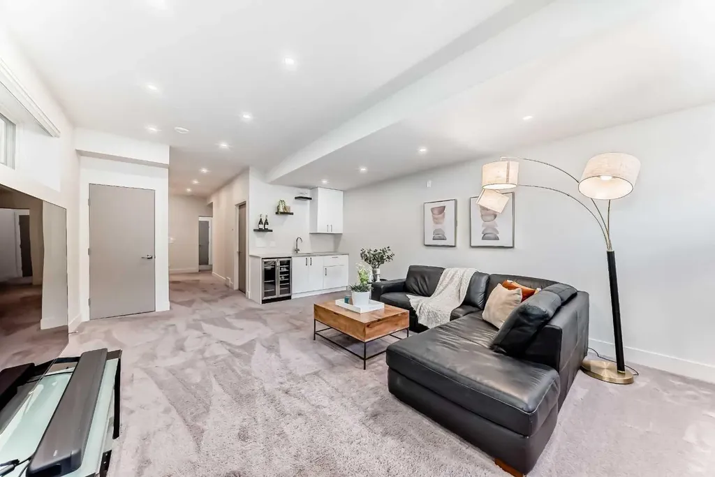 4906 21 Street SW Calgary AB T2T 5B7
