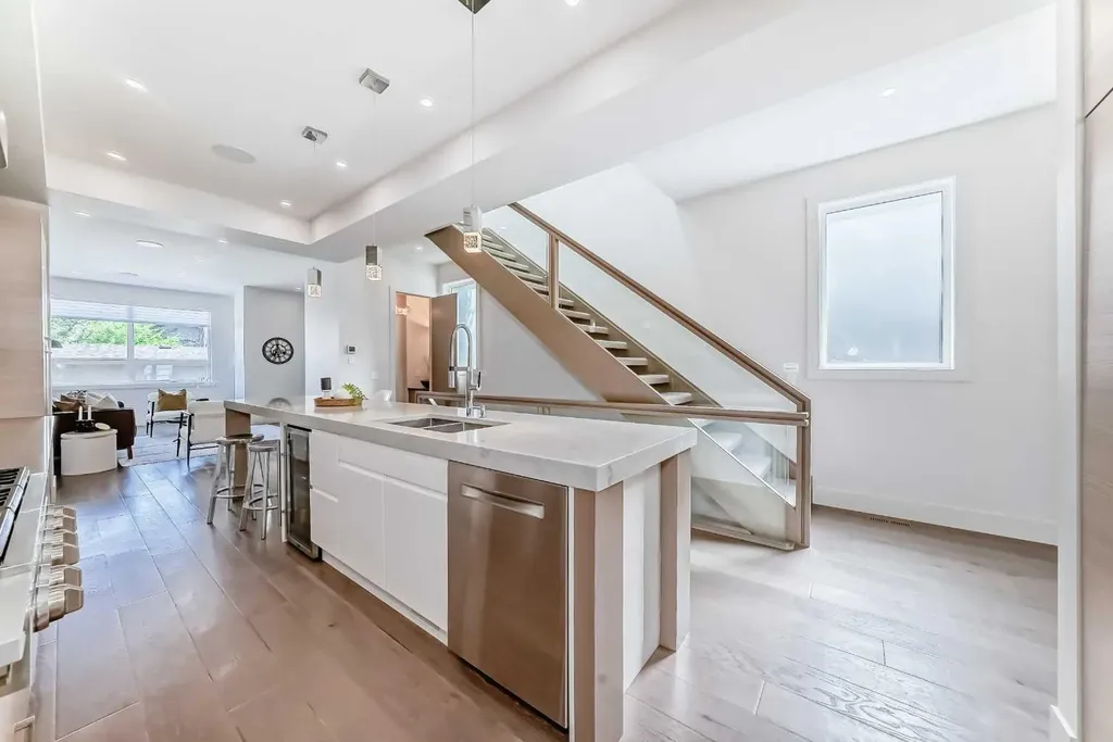 4906 21 Street SW Calgary AB T2T 5B7