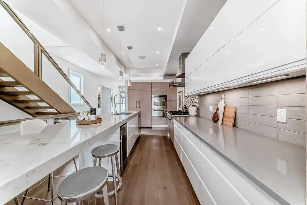 4906 21 Street SW Calgary AB T2T 5B7