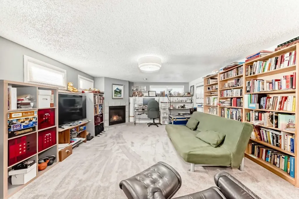 1319 104 Avenue SW Calgary AB T2W 0A7