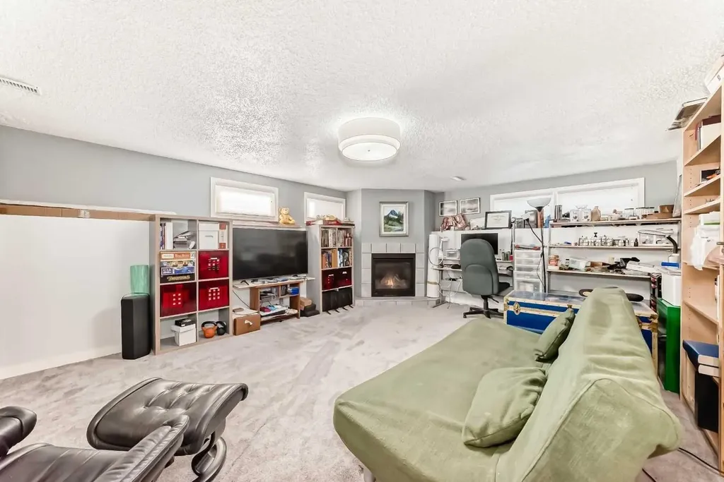 1319 104 Avenue SW Calgary AB T2W 0A7