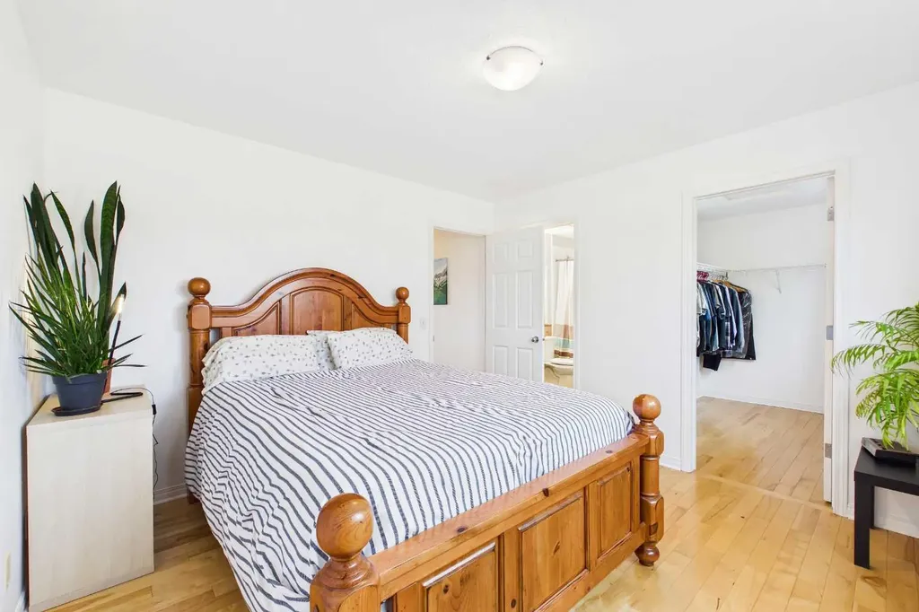 144 Simcoe Place SW Calgary AB T3H4T7
