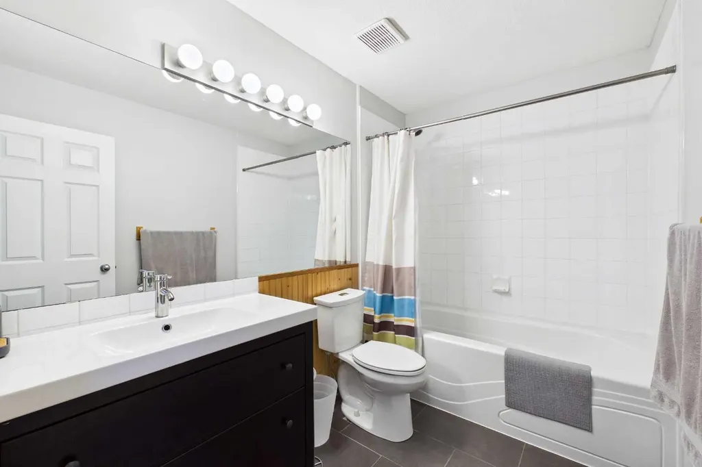 144 Simcoe Place SW Calgary AB T3H4T7