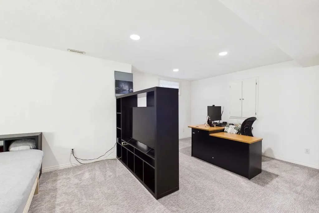 144 Simcoe Place SW Calgary AB T3H4T7