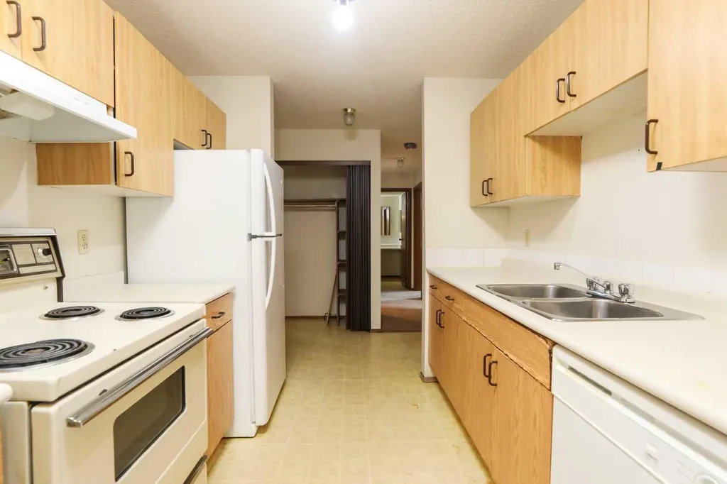 85 Foxbend Crescent N Lethbridge AB T1H 5T4