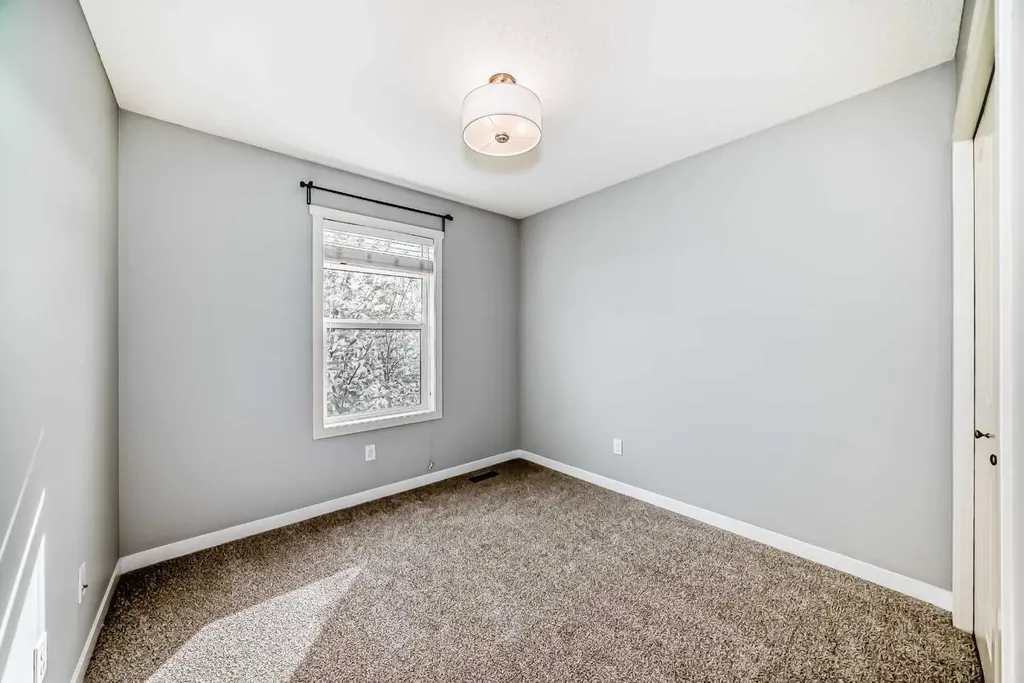 76 Copperpond Landing SE Calgary AB T2Z 1G6
