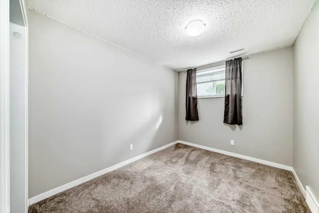 76 Copperpond Landing SE Calgary AB T2Z 1G6