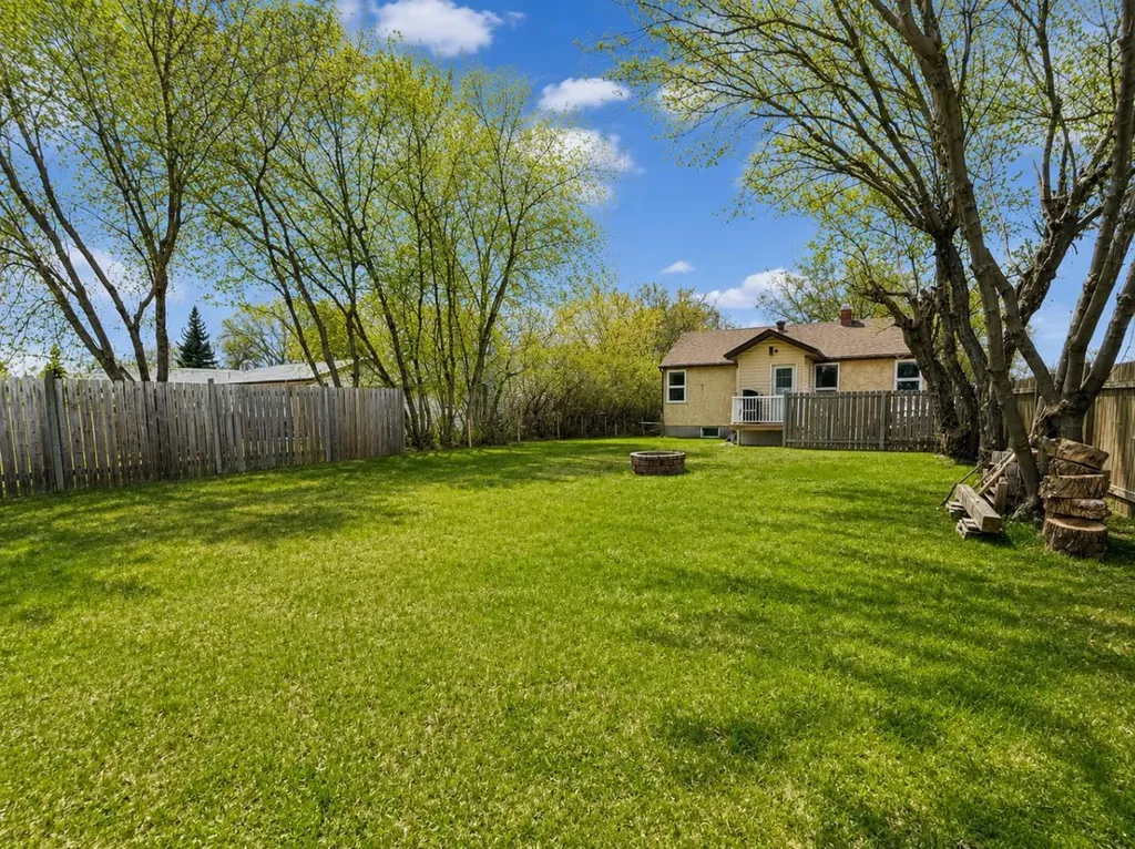 614 6 Avenue Wainwright AB T9W 1B2