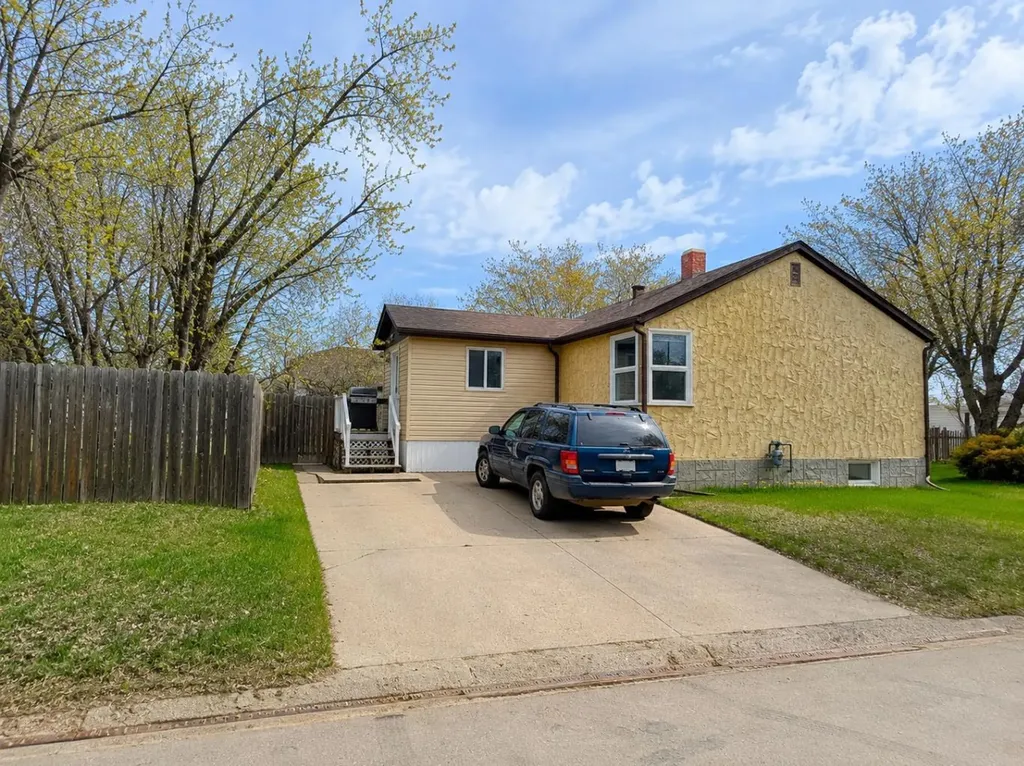 614 6 Avenue Wainwright AB T9W 1B2