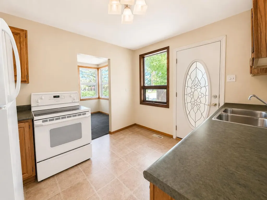 614 6 Avenue Wainwright AB T9W 1B2