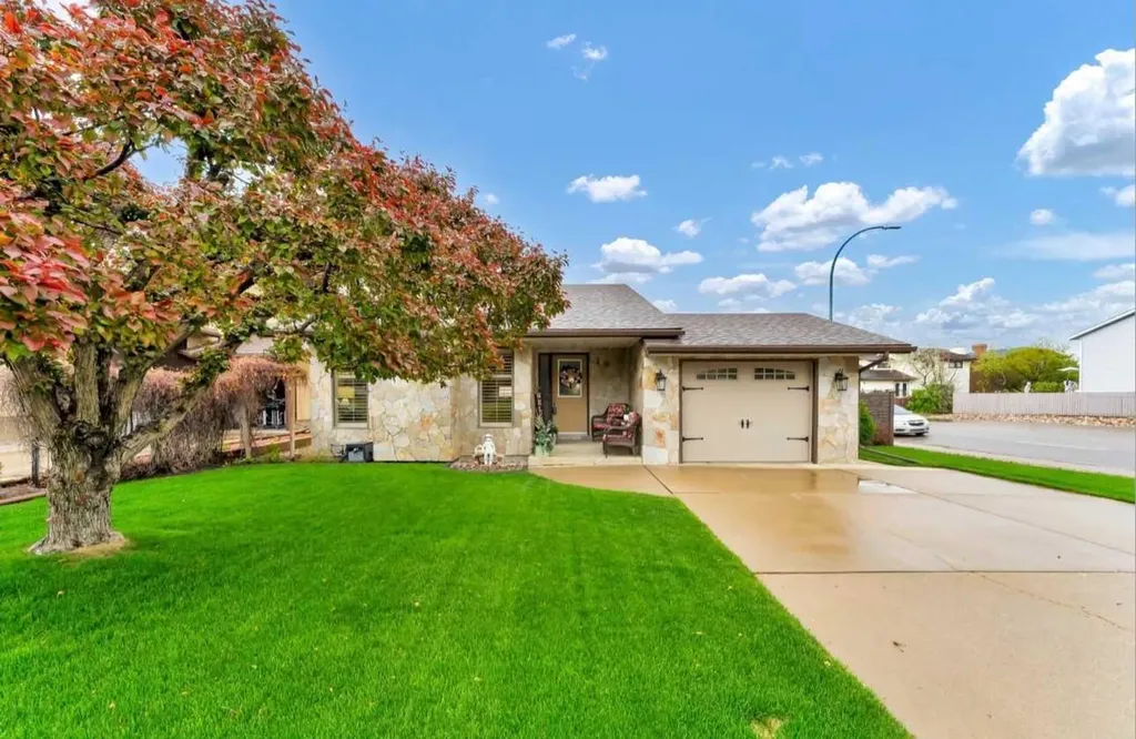 110 Carry Crescent SE Medicine Hat AB T1B 3J8