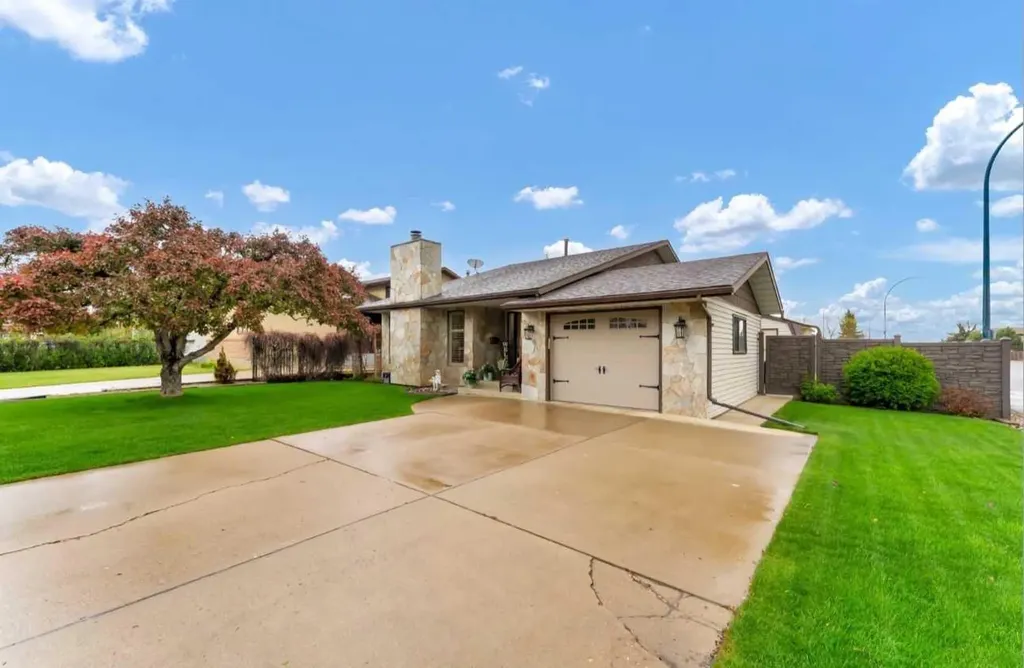 110 Carry Crescent SE Medicine Hat AB T1B 3J8