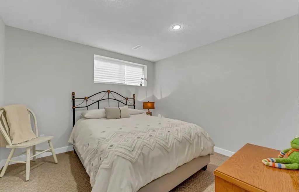 110 Carry Crescent SE Medicine Hat AB T1B 3J8